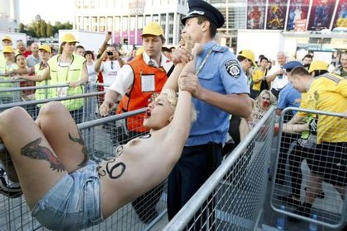 Brasileira se une a feministas ucranianas e é presa na Euro