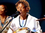 Acidente com ônibus da cantora Mart'nália deixa um morto e 18 feridos