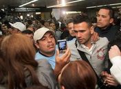 No embarque do Timão, Romarinho é muito aplaudido