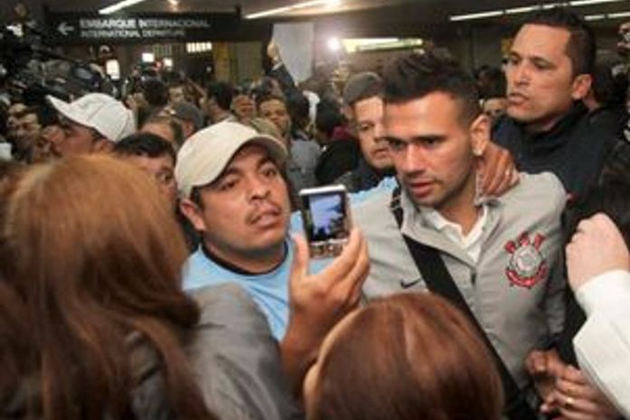 No embarque do Timão, Romarinho é muito aplaudido