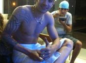Cai na rede foto de Gusttavo Lima de toalha e com cigarro suspeito