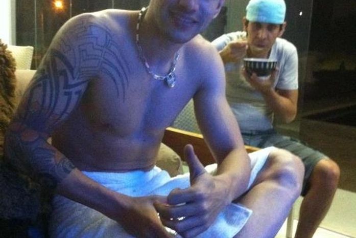 Cai na rede foto de Gusttavo Lima de toalha e com cigarro suspeito