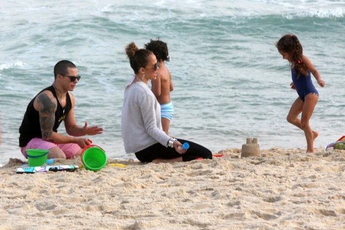 Jennifer Lopez curte praia com namorado e filhos