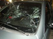 Taxista atropela motoqueiro e tenta fugir sem prestar socorro