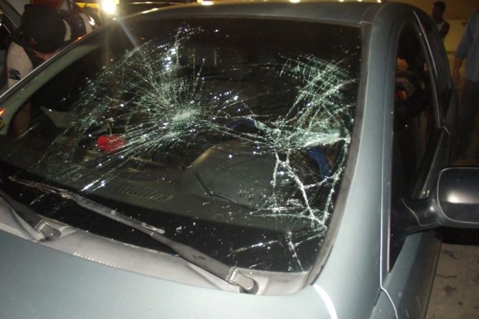 Taxista atropela motoqueiro e tenta fugir sem prestar socorro