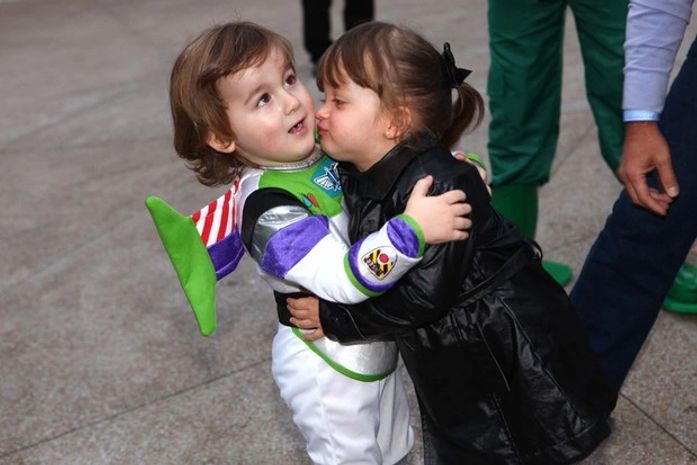 Rafa Justus rouba a cena em festa e beija filho de Otávio Mesquita