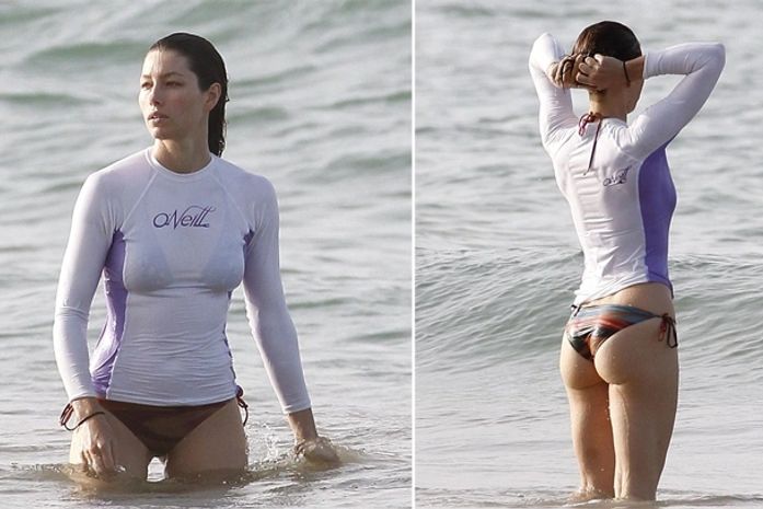 Jessica Biel exibe corpo impecável em mergulho no mar