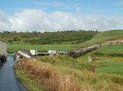 Dois feridos em grave acidente entre carretas na BR 101