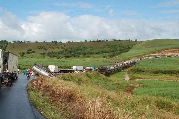 Dois feridos em grave acidente entre carretas na BR 101