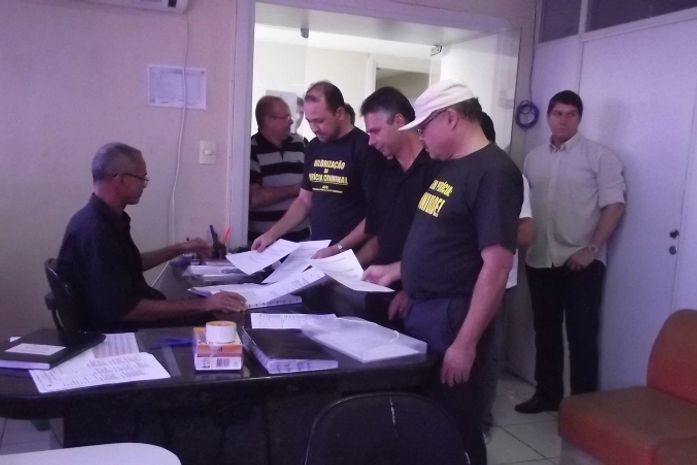 Peritos criminais e auxiliares entregam funções na Perícia Oficial