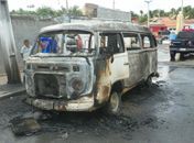 Kombi que transportava trabalhadores do Canal do Sertão pega fogo