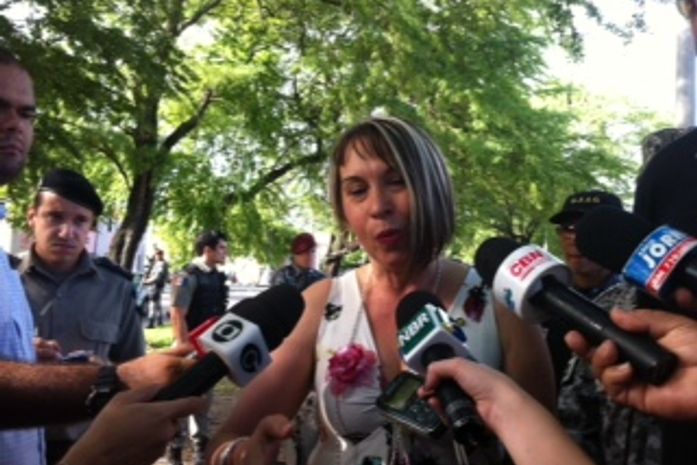 Secretária Nacional de Segurança Pública Regina Miki durante operação no Dique Estrada