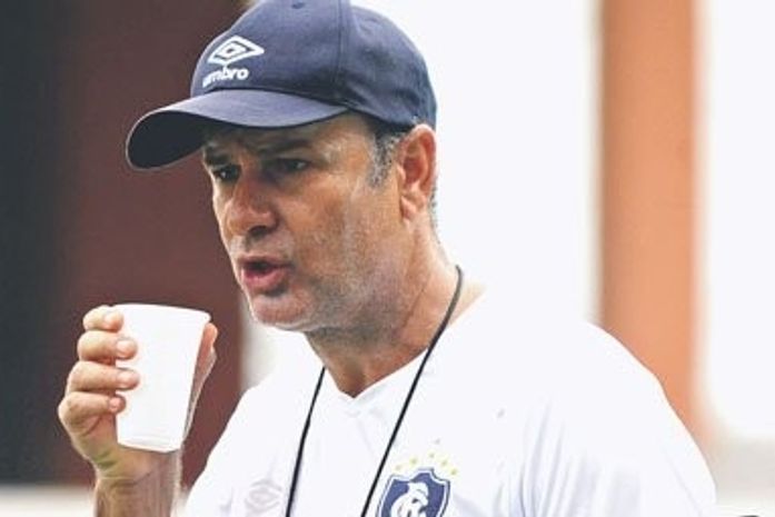 Ex-técnico do CRB:: 'Alguém estava me perseguindo dentro do clube'