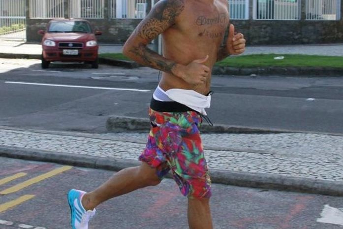 Daniel Alves usa um tênis de cada cor e bermuda colorida para correr