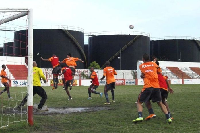 Treino do CRB no campo pesado da Pajuçara.