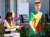 Justin Bieber toma bronca da mãe no meio da rua, em Los Angeles