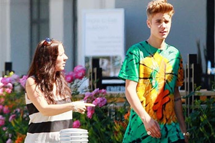 Justin Bieber toma bronca da mãe no meio da rua, em Los Angeles