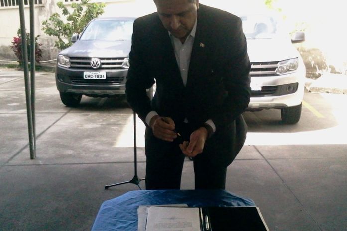 Dário César durante assinatura de ordem de serviço