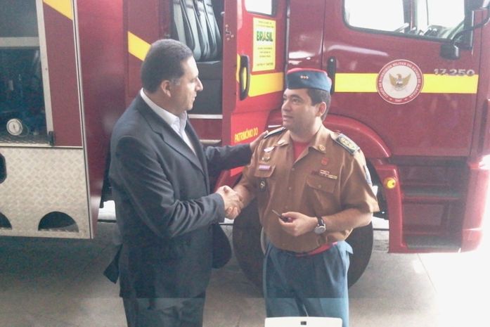 Coronel Dário César entrega viaturas aos Bomnbeiros