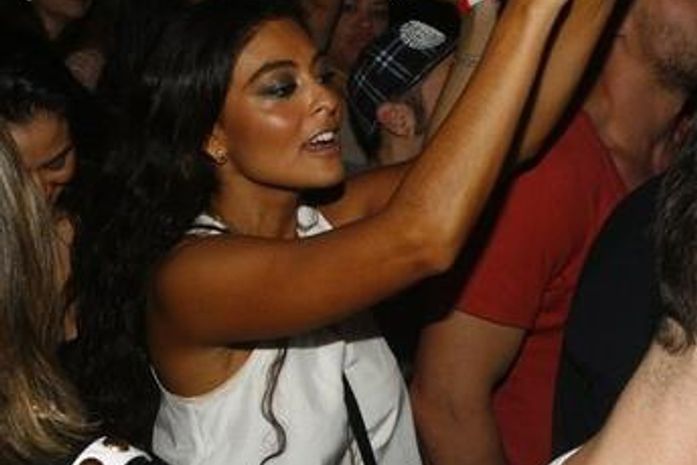 Juliana Paes se empolga e dança até o chão em show de JLo