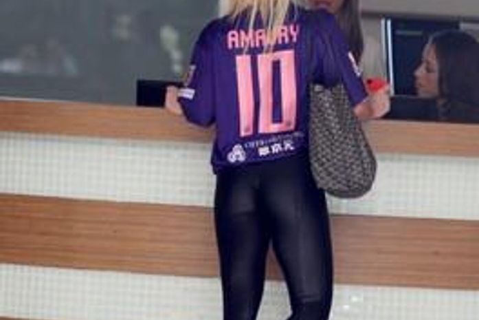 Namorada e fã! Danielle Winits malha com a camisa do namorado