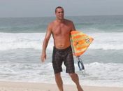 Quarentão, Paulo Zulu mostra sua boa forma em dia de surf no Rio