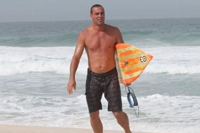 Quarentão, Paulo Zulu mostra sua boa forma em dia de surf no Rio