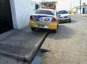 Veículo na calçada