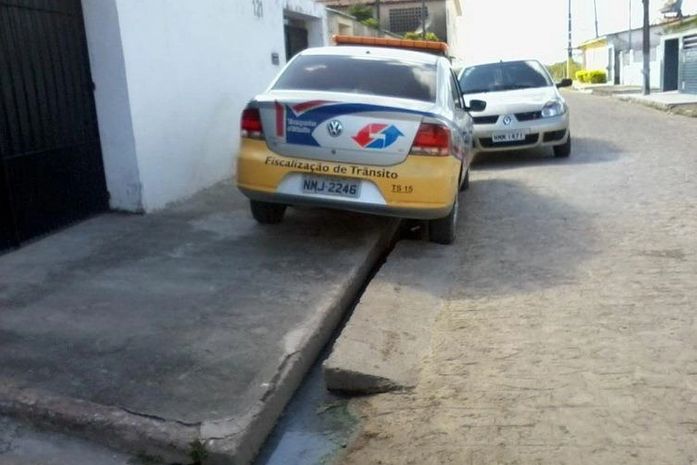 Veículo na calçada
