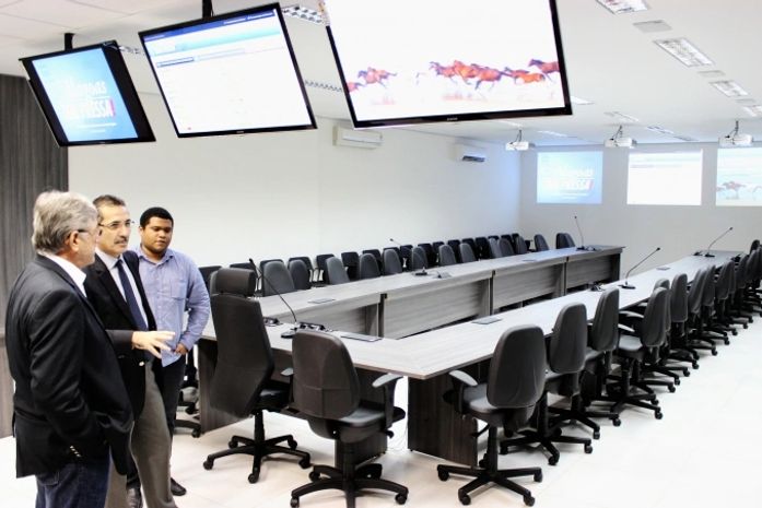 Governador visita obras da Sala de Monitoramento e Controle de Metas‏