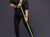 Ex-panicat faz ensaio usando camisa do Boca como pano de chão