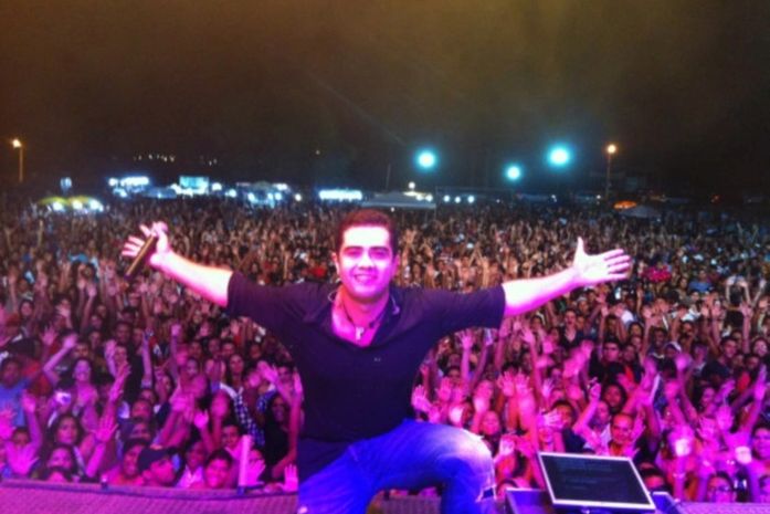 Sem Pedro, Thiago canta para 50 mil pessoas em PE