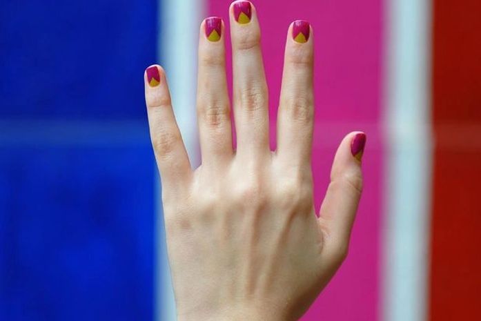 Unha colorida: aprenda o passo a passo do estilo bicolor em V
