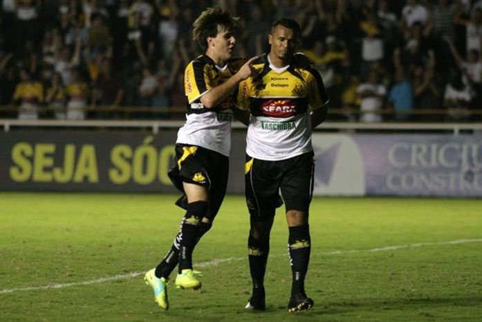 Zé Carlos não comemora gol contra o time do coração. Criciúma 2 x 0 CRB.