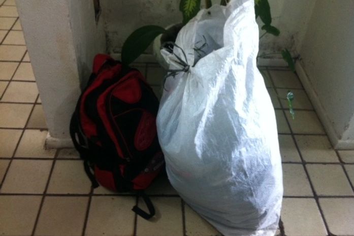 Jovens são presos acusados de arrombar loja no Centro