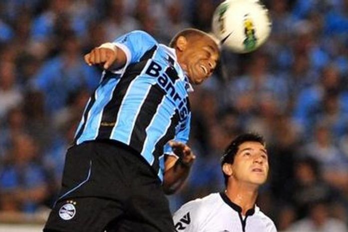 Com jogada fantástica de Bernard, Atlético-MG bate Grêmio e é líder