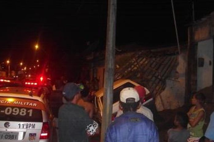 Motorista perde o controle do carro ao tentar salvar pedestre