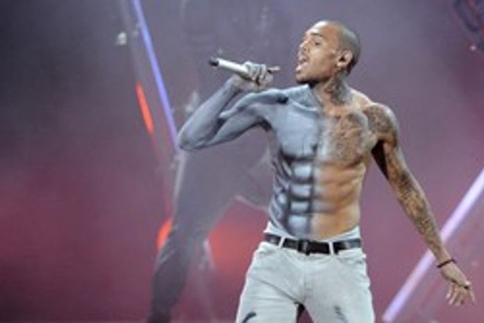 Chris Brown é preso por porte de armas após premiação, diz agência
