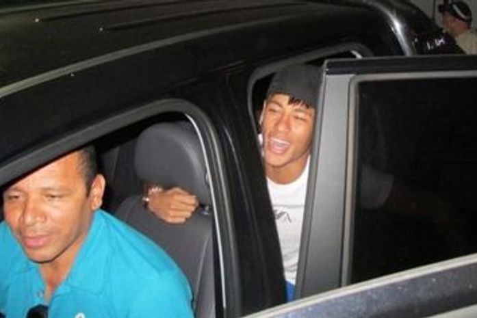 Pai de Neymar admite que rivais acharam fórmula de marcar o craque