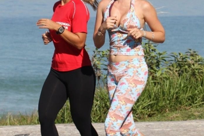 Susana Werner sua a camisa na orla carioca