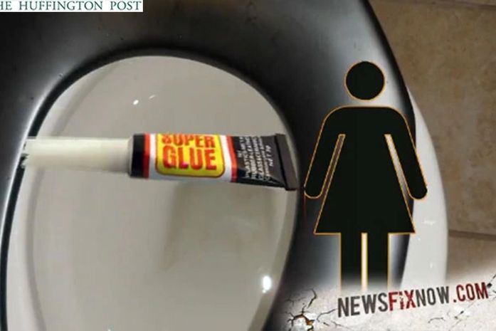 Mulher fica colada a assento de vaso sanitário