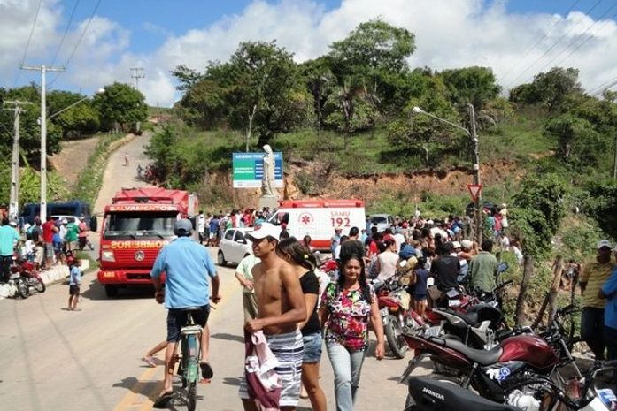 Vídeo mostra socorro a vítimas de acidente em Mata Grande