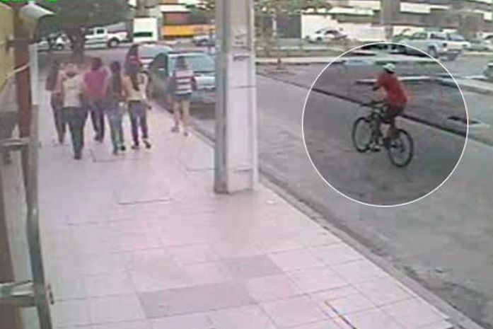 Acusado fugindo após o crime