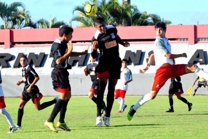 Zagueiro do Corinthians-AL será emprestado para o Nacional da Madeira‏