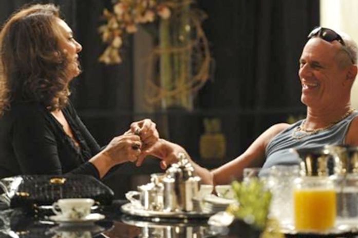 Avenida Brasil: Leleco e Muricy têm recaída e transam no meio do mato