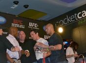 Anderson encara Sonnen e tem que ser segurado após coletiva do UFC 148