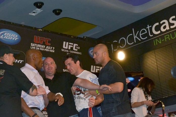 Anderson encara Sonnen e tem que ser segurado após coletiva do UFC 148