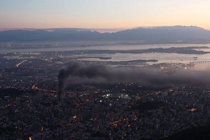 Fumaça do incêndio no Hospital Universitário Pedro Ernesto pode ser visto de outros pontos do Rio