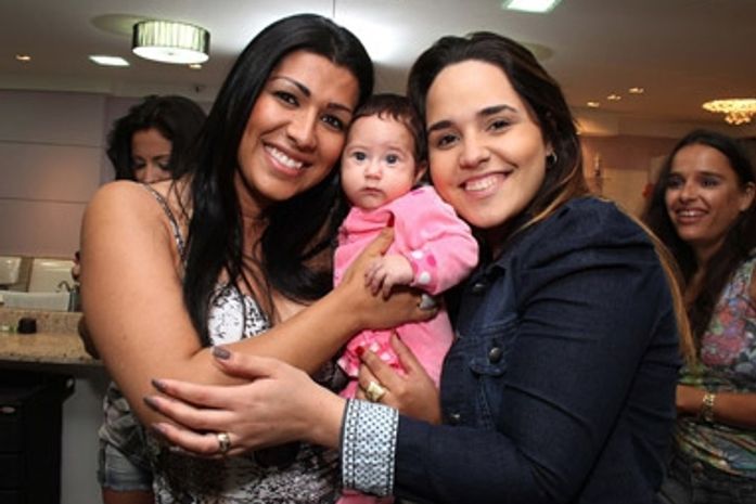Perlla vai com a filha em inauguração de salão de beleza