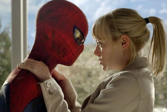 Andrew Garfield, o novo Homem-Aranha, consola Emma Stone durante cena do filme 'O espetacular Homem-Aranha' 